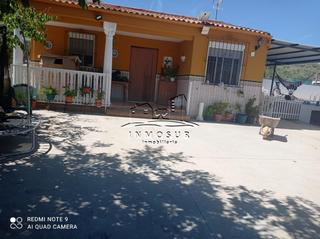 Casa en Jauja. Chalet en zona contadero. cuenta con una parcela de 800 m2. y di