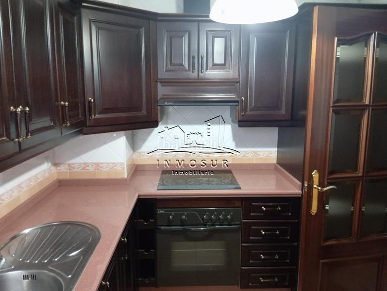 Foto 1f3a3ef0-0b77-403d-bd22-9c4a0893450b. Piso  céntrico con recibidor, salóncomedor, cocina amueblada y equipada con electrodomésticos, cuarto de baño, aseo, tres dormitori en Lucena