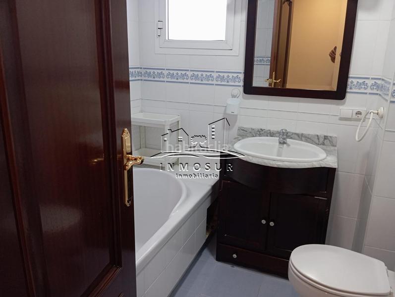 Foto eec0be06-02a1-44aa-a816-a4fa9c3633d7. Piso  céntrico con recibidor, salóncomedor, cocina amueblada y equipada con electrodomésticos, cuarto de baño, aseo, tres dormitori en Lucena