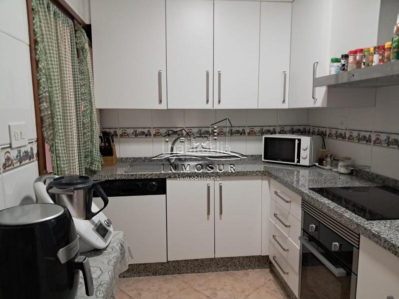 Foto 44ed1c3b-e114-4a6c-8e39-9dd13e737731. Piso  en planta primera en zona calle san francisco. cuenta con recibidor, salóncomedor, cocina amueblada, aseo, cuarto de baño, tr en Lucena