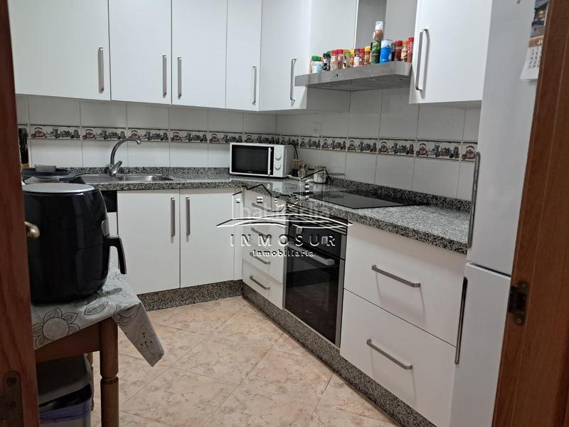Foto d71567c3-633c-4680-981d-23326a5e3216. Piso  en planta primera en zona calle san francisco. cuenta con recibidor, salóncomedor, cocina amueblada, aseo, cuarto de baño, tr en Lucena