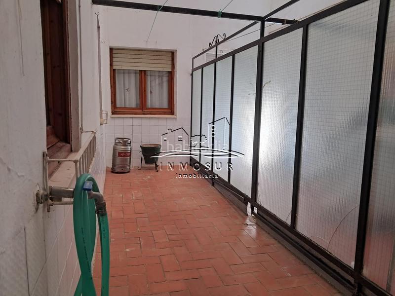 Foto fbd68609-f113-43dc-90cb-d5649ccb294d. Piso  en planta primera en zona calle san francisco. cuenta con recibidor, salóncomedor, cocina amueblada, aseo, cuarto de baño, tr en Lucena