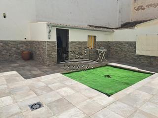 Casa adossada a San Francisco. Casa en zona la estrella. cuenta con una superficie de parcela d