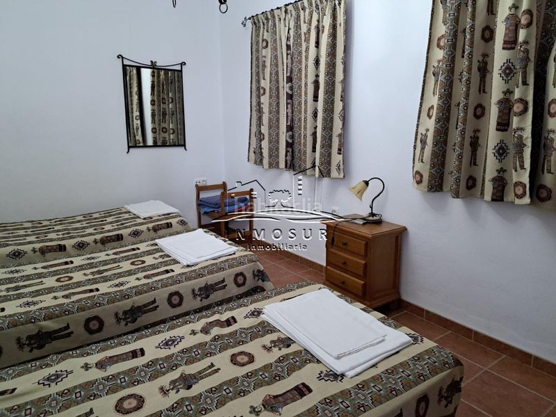 Foto 1a664397-e9b8-4728-8e52-156308e79436. Casa amb piscina a Centro Lucena