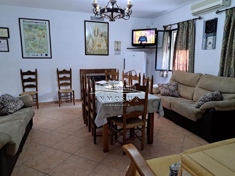 Foto 4dc713c5-6333-4dd5-b52b-a70ba9e70ce4. Casa amb piscina a Centro Lucena