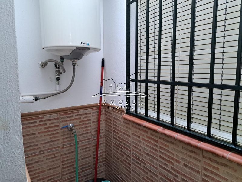 Foto e3fdb705-6f6b-4184-a55a-b3015601dc6f. Casa amb piscina a Centro Lucena
