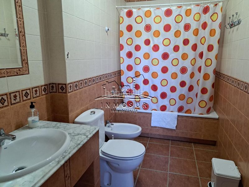 Foto e78d09b8-bf9e-4fd7-a0d5-1b19e5042737. Casa amb piscina a Centro Lucena