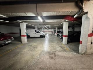 Autoparkplatz in San Francisco. Parking en calle cesteros para coche pequeño.