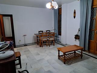 Piso en San Francisco. Piso en zona calle mesón. cuenta con una superficie construida d