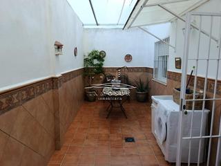 Pis a Las Tinajerías - Juderías. Piso en planta baja en zona santiago. cuenta con recibidor, saló