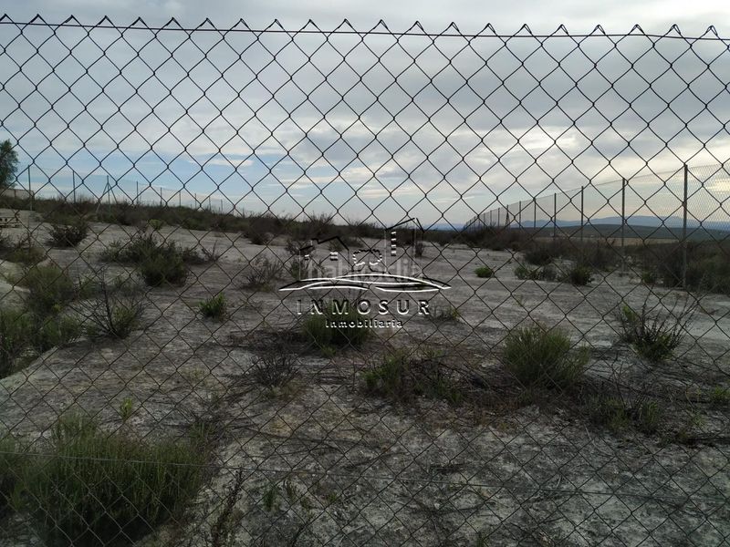 Foto 450b73d2-88a8-4531-9672-b7fc2b89ce44. Terreno residencial parcela en urbanización el cahiz. cuenta con una superficie de parcela de 1187 m2. suelo urbano consolidado para vivienda unifamil en Lucena