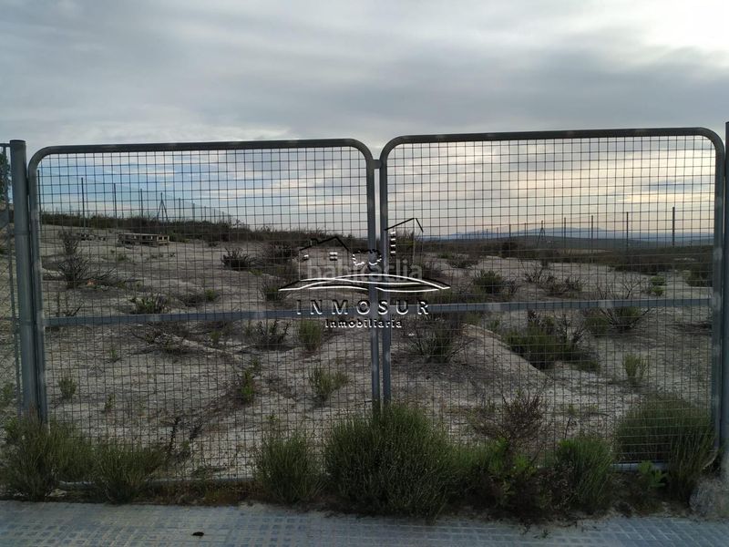 Foto 4f2cbbf2-caf9-4683-ad65-2c716c697fd9. Terreno residencial parcela en urbanización el cahiz. cuenta con una superficie de parcela de 1187 m2. suelo urbano consolidado para vivienda unifamil en Lucena