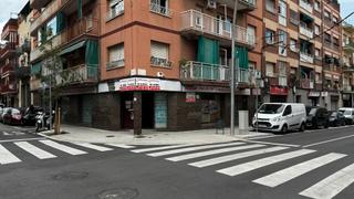 Rent Business premise in Carrer jaume balmes 25. Local en alquiler muy comercial esquinero con 5 ventanales