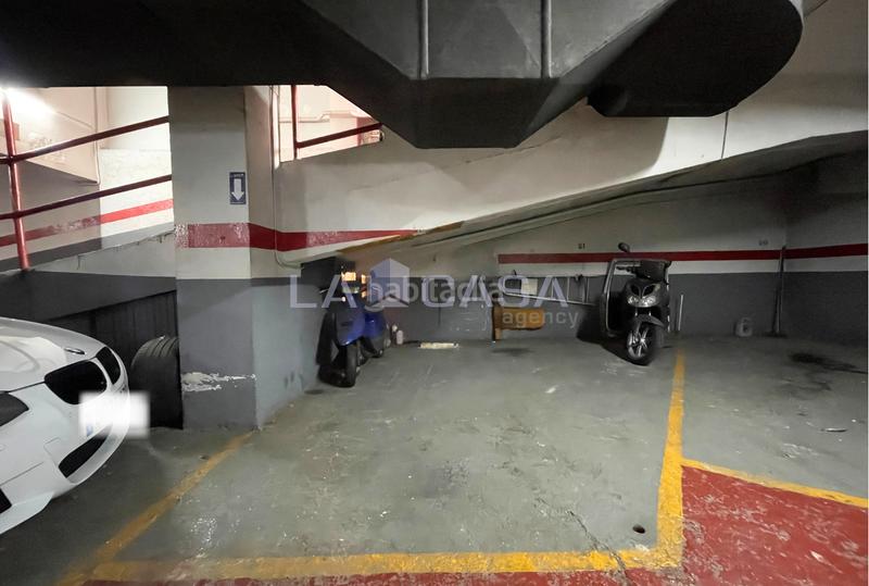 Foto a87aadcf-754a-4ec0-b8df-2f7904b36232. Aparcament cotxe a La Salut Badalona