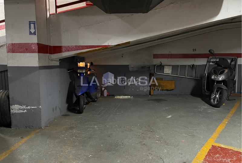 Foto d4887318-e1ba-410d-8ead-1a116b6ae738. Aparcament cotxe a La Salut Badalona