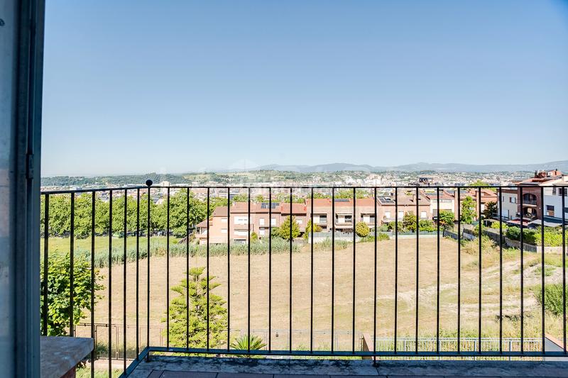 Foto ced2cb12-3a3d-4ee2-a421-4254f78b795e. Casa amb calefacció aparcament a Font Verda Granollers