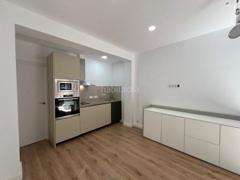 Foto cd1c6aa7-080b-40ed-bd07-16bb8d3733e1. Local comercial en Prosperitat Barcelona