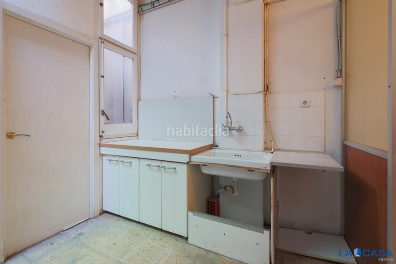 Foto c5fa1397-1f09-44d4-b771-ce87e9c5d0d3. Local comercial a La Bordeta Barcelona