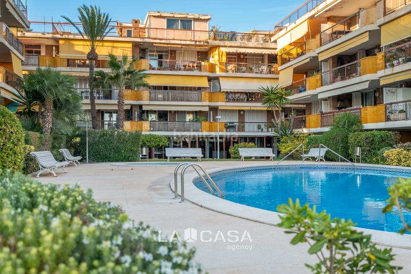 Foto e0c10123-6543-49b6-8303-92fe97da6699. Àtic amb aparcament piscina a Baixador Castelldefels