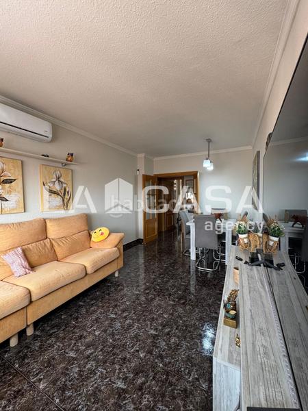 Foto c2f8c01e-acde-4ed9-b37a-265a6428361b. Flat with heating in Llefià Badalona