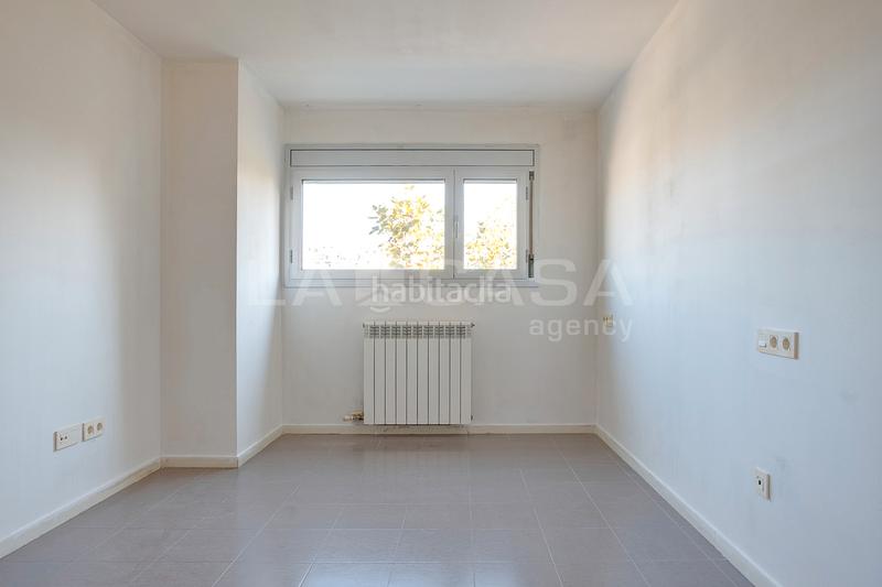 Foto edab4a0a-7b3c-40b3-bde1-7a8c2bdb6a1d. Piso en La Catalana Sant Adrià de Besòs