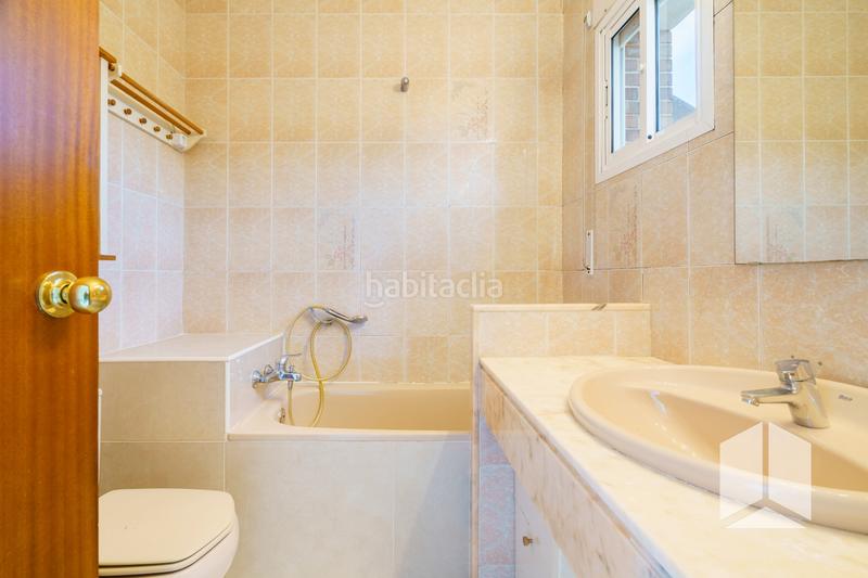 Foto 1fbf084b-9417-4869-93e2-a99d6af56ef3. Semi detached house with heating parking pool in La Pineda Castelldefels