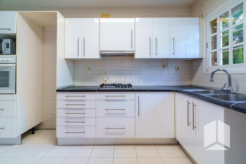 Foto 42555dbe-5dc2-4d4b-8520-545076784161. Semi detached house with heating parking pool in La Pineda Castelldefels