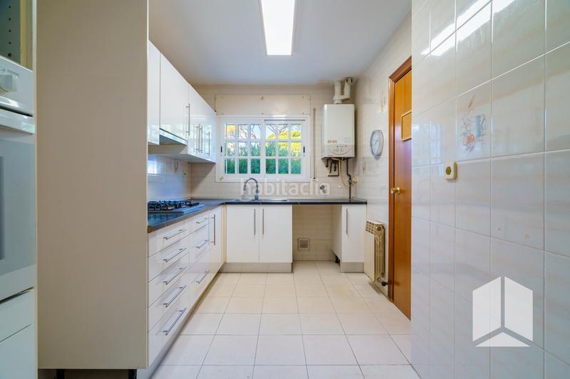 Foto 639e094d-24b9-41ce-9b13-2530ea131e46. Semi detached house with heating parking pool in La Pineda Castelldefels