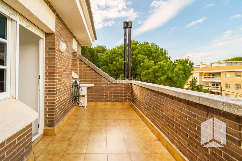 Foto 9ae9c0dd-2f0b-41ef-a8c1-8a534fd9078e. Semi detached house with heating parking pool in La Pineda Castelldefels