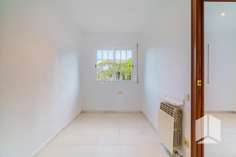 Foto e1722cc3-374a-45c3-9828-3c7e162e8c2e. Semi detached house with heating parking pool in La Pineda Castelldefels