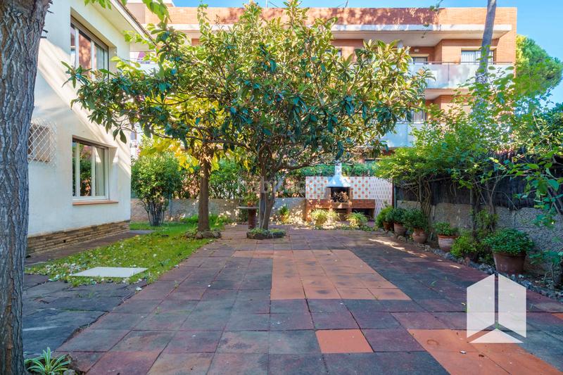 Foto f31a2080-ab0c-4c67-821b-4c8737f07bee. Casa con parcheggio in Lluminetes Castelldefels