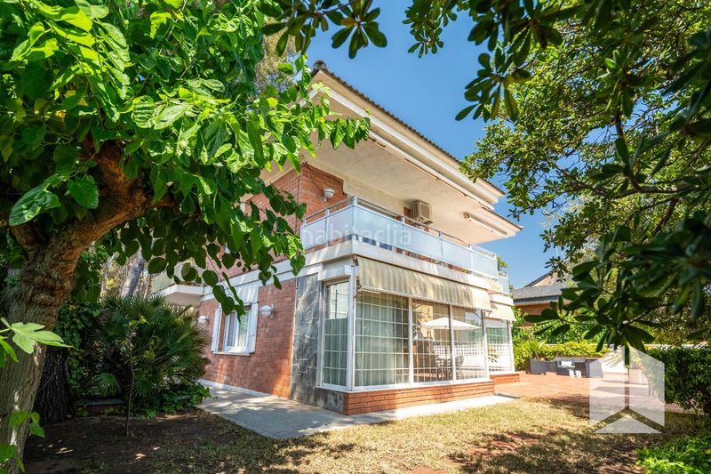 Foto 52a67750-a871-4376-ab65-78dd814939da. Casa amb aparcament piscina a Montmar Castelldefels