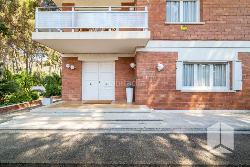 Foto 9d7c113b-422d-4f24-8b4b-f7f8f41b77f3. Casa amb aparcament piscina a Montmar Castelldefels