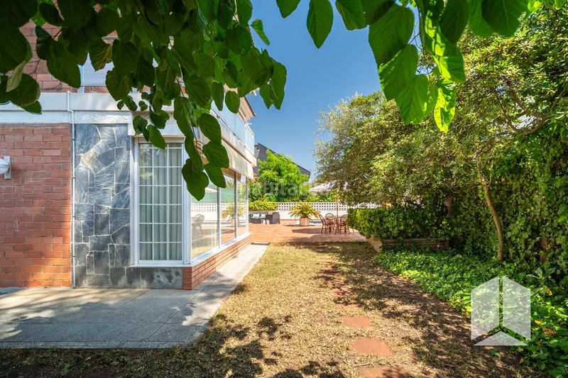 Foto a064189a-4916-4038-958d-519edecdd47b. Casa amb aparcament piscina a Montmar Castelldefels