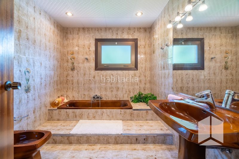 Foto f7facfbc-0428-48c0-985f-07f6732131a2. Casa amb aparcament piscina a Montmar Castelldefels