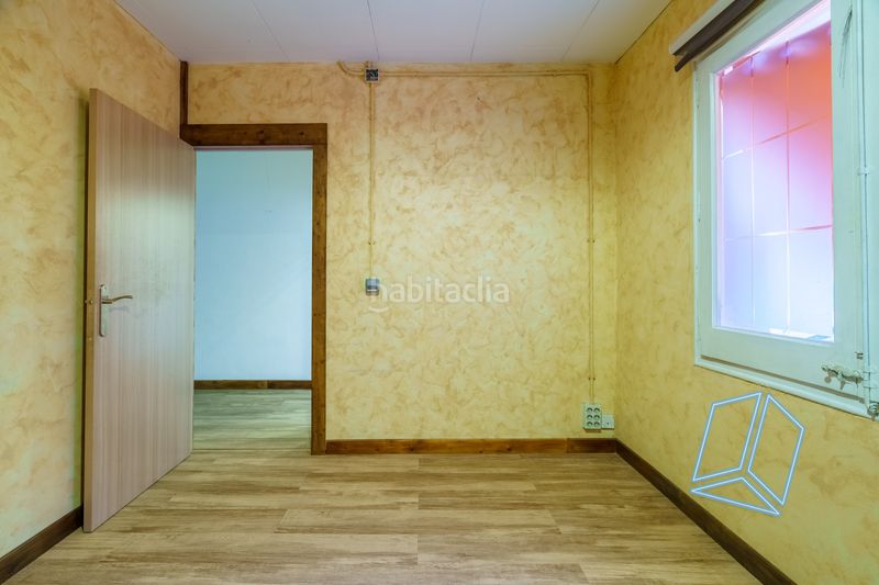 Foto c00fe931-5aaf-47dd-9eb7-72ff7f5c0694. Local comercial a Baix Guinardó Barcelona