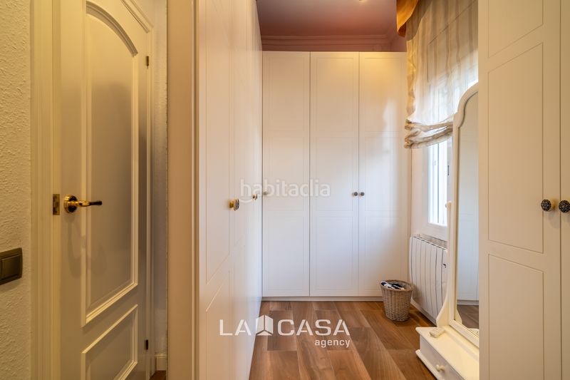 Foto 80d5c1f2-e63d-4885-8008-3ad6c2fa42c6. Casa amb calefacció aparcament piscina a Lluminetes Castelldefels