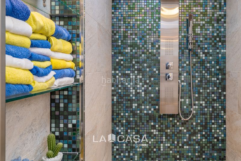 Foto 8c9c97a9-8bc5-42c1-9d0e-6f7b6a19b27c. Casa amb calefacció aparcament piscina a Lluminetes Castelldefels