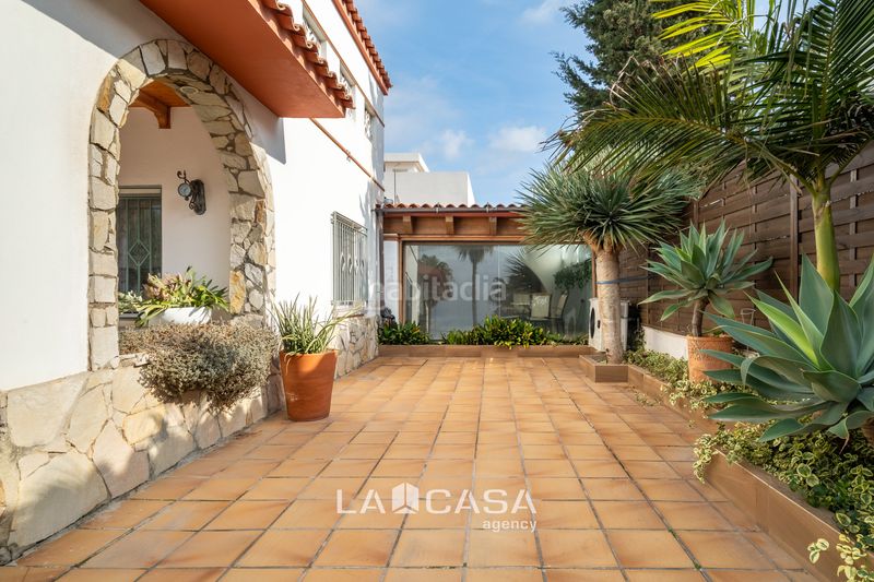 Foto b476fc9d-4d9f-4e03-b1cd-fd40d3c0968d. Casa amb calefacció aparcament piscina a Lluminetes Castelldefels