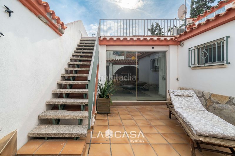 Foto fb7e848d-bbf3-4a92-83c1-41005017be74. Casa amb calefacció aparcament piscina a Lluminetes Castelldefels