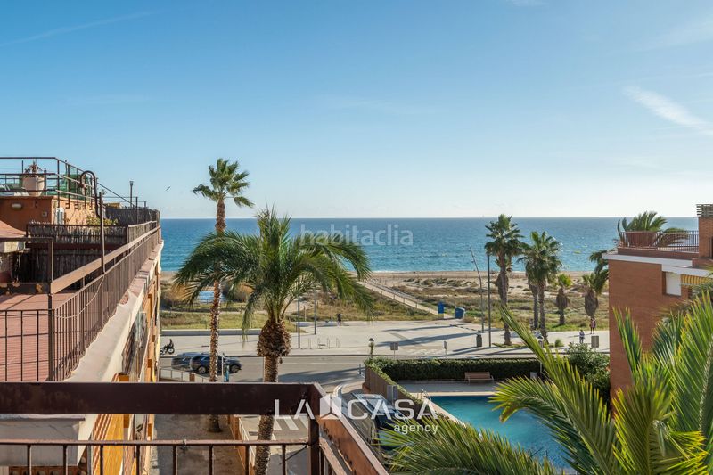 Foto 388dfebb-4fff-47e2-81da-20a7dc5ef23b. Àtic amb aparcament piscina a Baixador Castelldefels