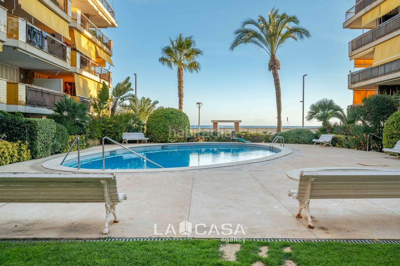 Foto 94102b07-4320-4754-a737-e9c1188d31dd. Àtic amb aparcament piscina a Baixador Castelldefels