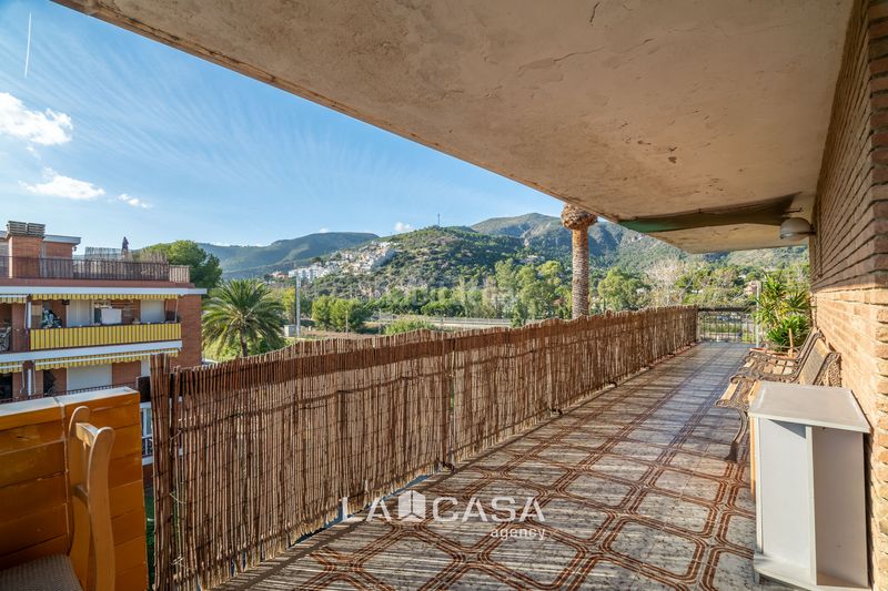 Foto f32fd0b1-cd40-42a9-a460-d4533244c3b0. Àtic amb aparcament piscina a Baixador Castelldefels