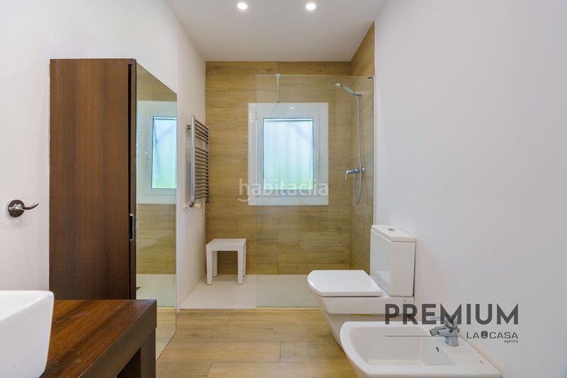 Foto a126ae4d-84fd-4520-92f3-bf468dbae454. Casa amb calefacció aparcament piscina a Montmar Castelldefels