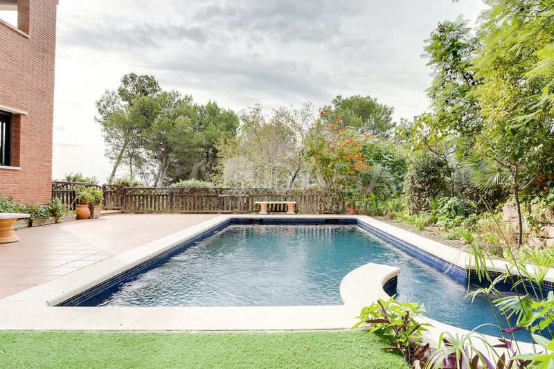 Foto 18975daf-ea3c-4eea-a15c-e26b291c782b. Casa amb calefacció aparcament piscina a Corbera de Llobregat