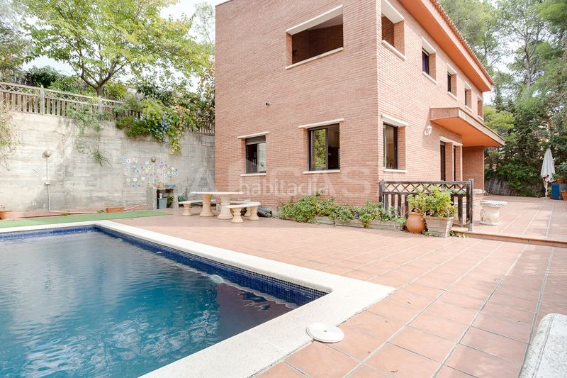 Foto 6fa9cf0b-3bdb-424b-a5d5-a8358ecb5f16. Casa amb calefacció aparcament piscina a Corbera de Llobregat