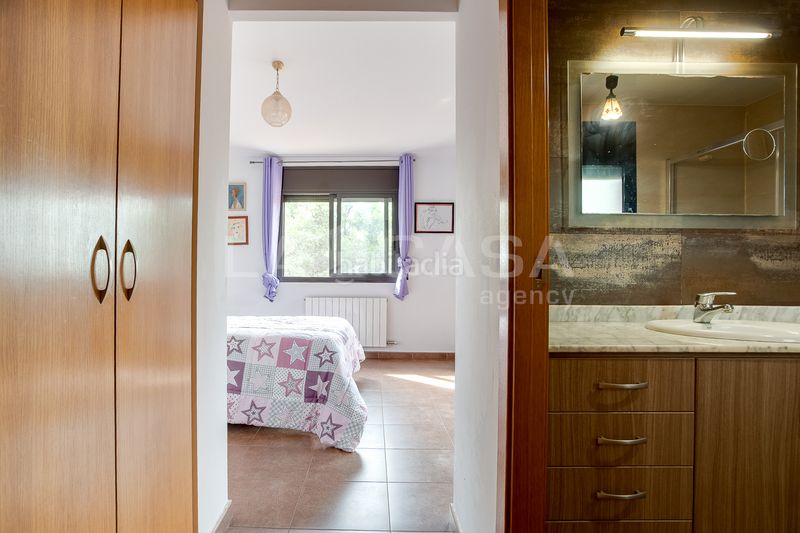 Foto 8cdbdcdf-acc2-4e05-bbf7-ab01b95e2f83. Casa amb calefacció aparcament piscina a Corbera de Llobregat