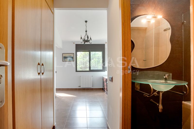 Foto 90e7ecaf-bacd-45fc-854f-3b274792e625. Casa amb calefacció aparcament piscina a Corbera de Llobregat