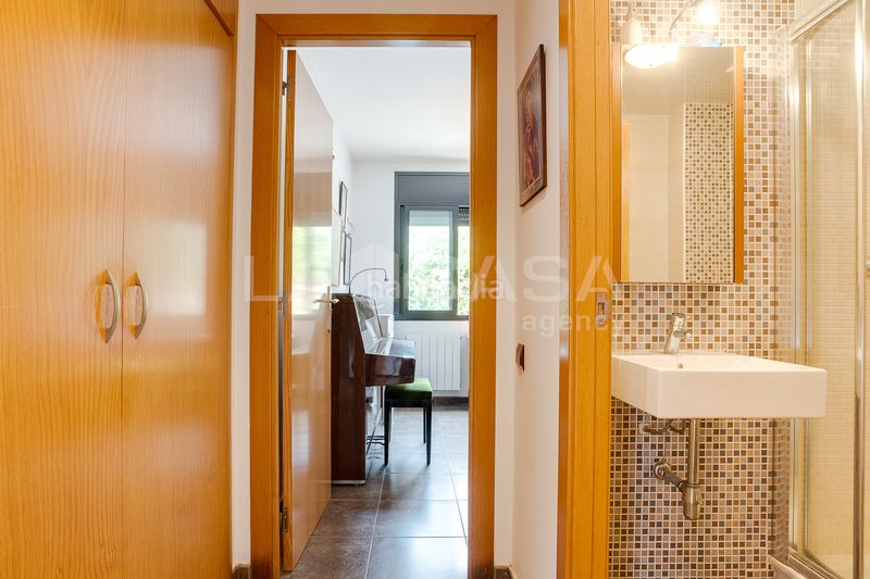 Foto b00b2c93-090d-4c23-bcd0-fe4ad70e3894. Casa amb calefacció aparcament piscina a Corbera de Llobregat