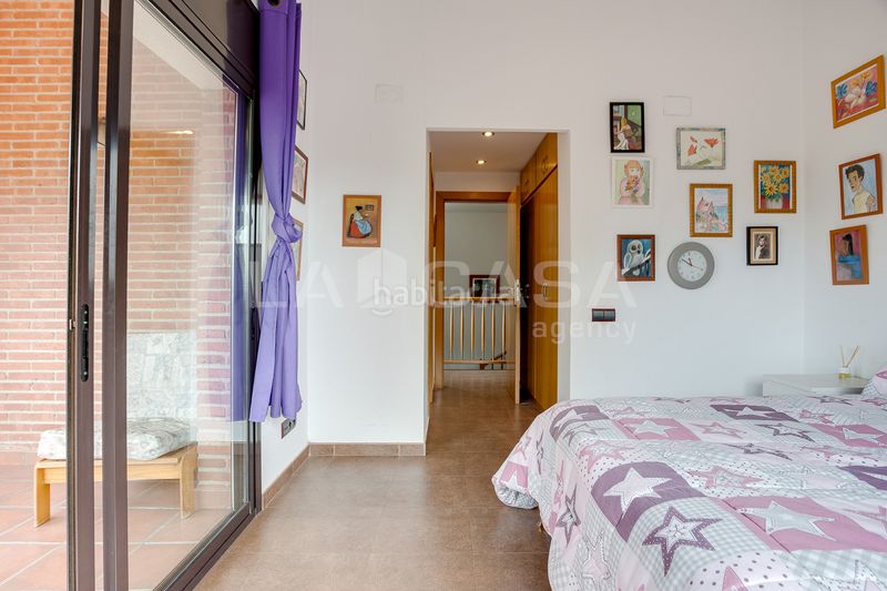 Foto bec6e816-3abb-4d71-8284-c420e37b8640. Casa amb calefacció aparcament piscina a Corbera de Llobregat